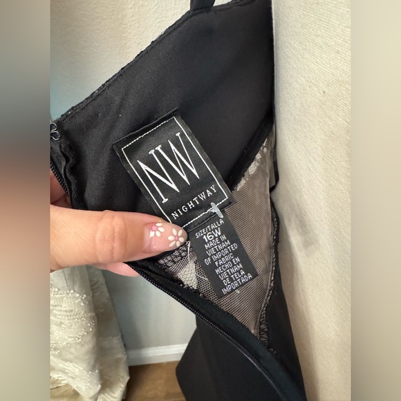 Plus Dress 🖤 - Picture 10 of 10